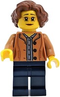 Фото LEGO City Woman - Reddish Brown Hair, Glasses (twn384)